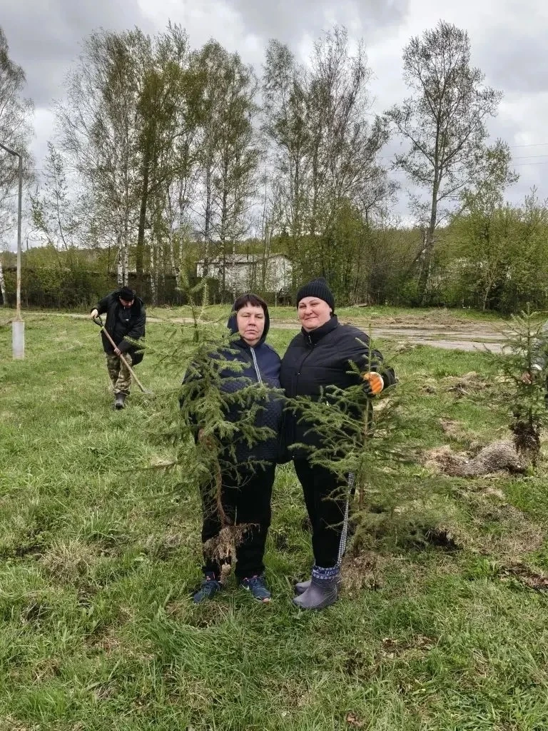 В парке «Юбилейный» посёлка Рудничный провели мероприятие, приуроченное ко Всероссийскому дню посадк