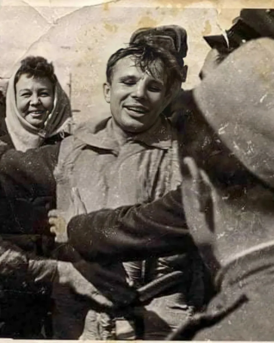 👨‍🚀 На фото Юрий Гагарин после приземления 12 апреля 1961 года.

Именно в этот день, 65 лет назад,