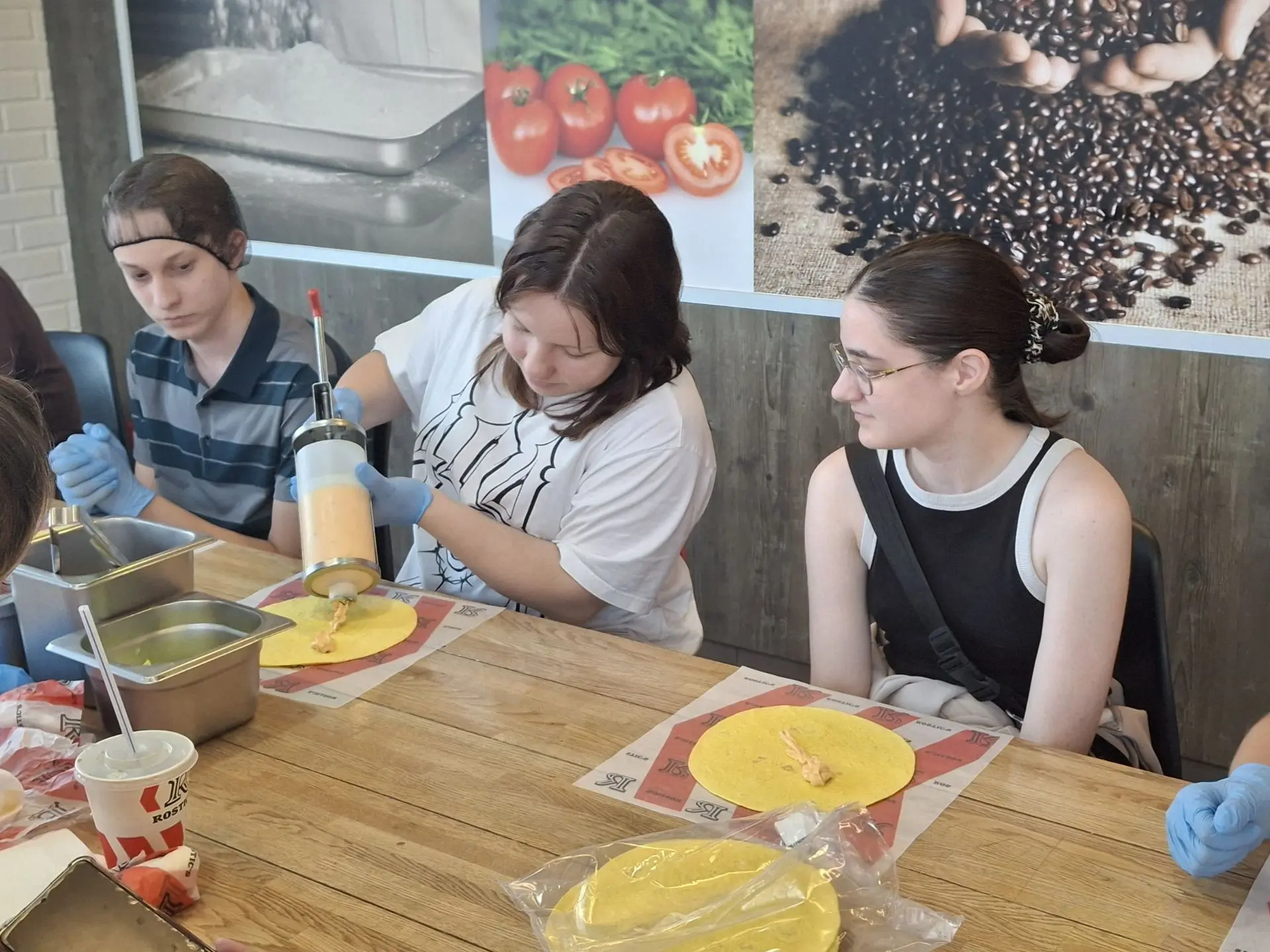 🍗 Профтур в «Ростикс»: школьники попробовали себя в роли поваров
В рамках Фестиваля профессий и под