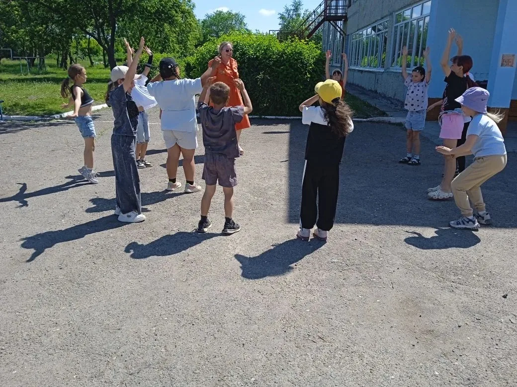«Хоровод дружбы народов России» в отряде «Орлята»

Сегодня, в преддверии Дня России, наш отряд «Орля