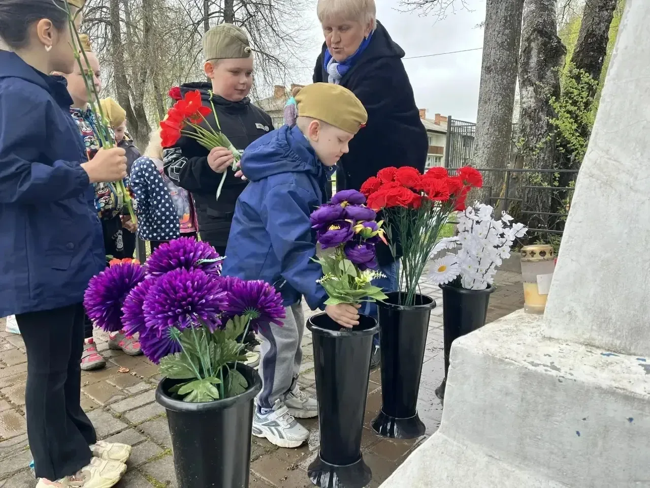 🔴 Дошкольники группы "Фиксики" ЦРР - детский сад № 41 р.п.Петровское почтили память погибших воинов 