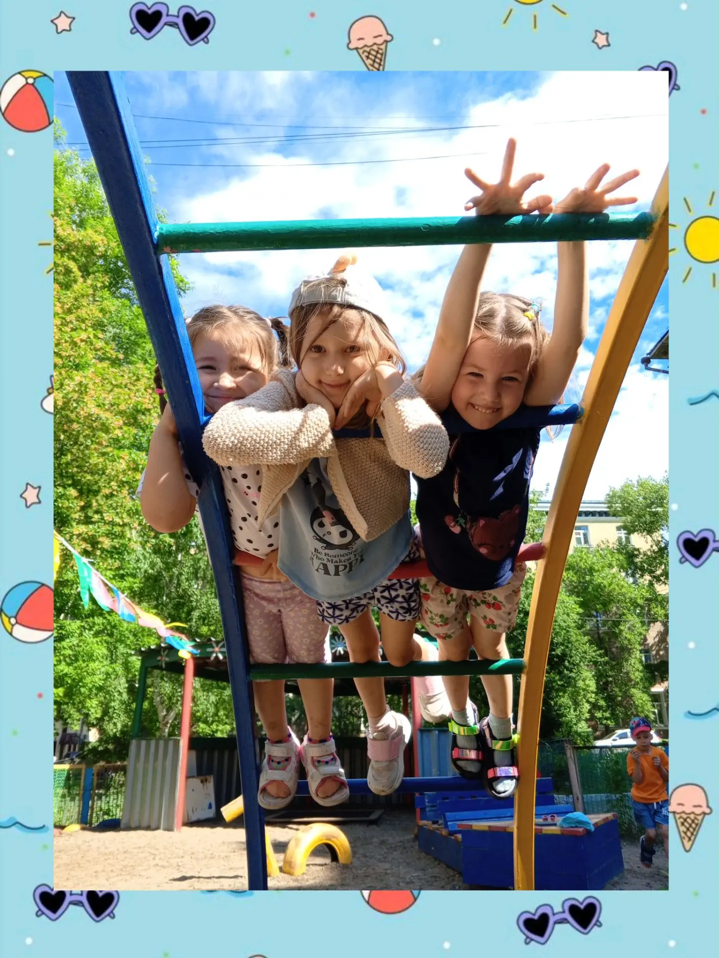 ☀️ Лето — маленькая жизнь! ☀️
 
 Мы все очень любим лето! 🌞 Это время, когда можно бегать босиком п