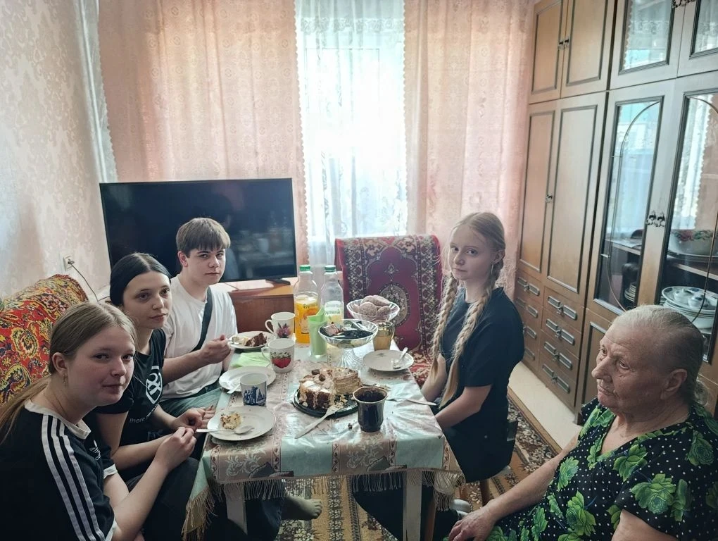 Сегодня ученики 8 Д класса вместе с классным руководителем Кузьменко Т. Е. Поздравили с наступающим 