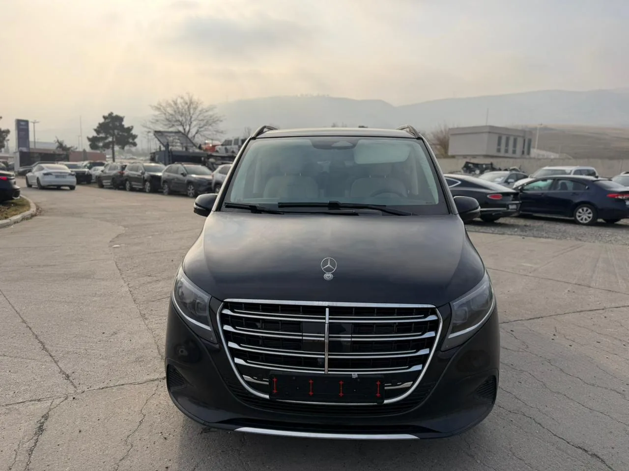 Mercedes-Benz V-CLASS 300 Long дизель 2025 (черный на белом)