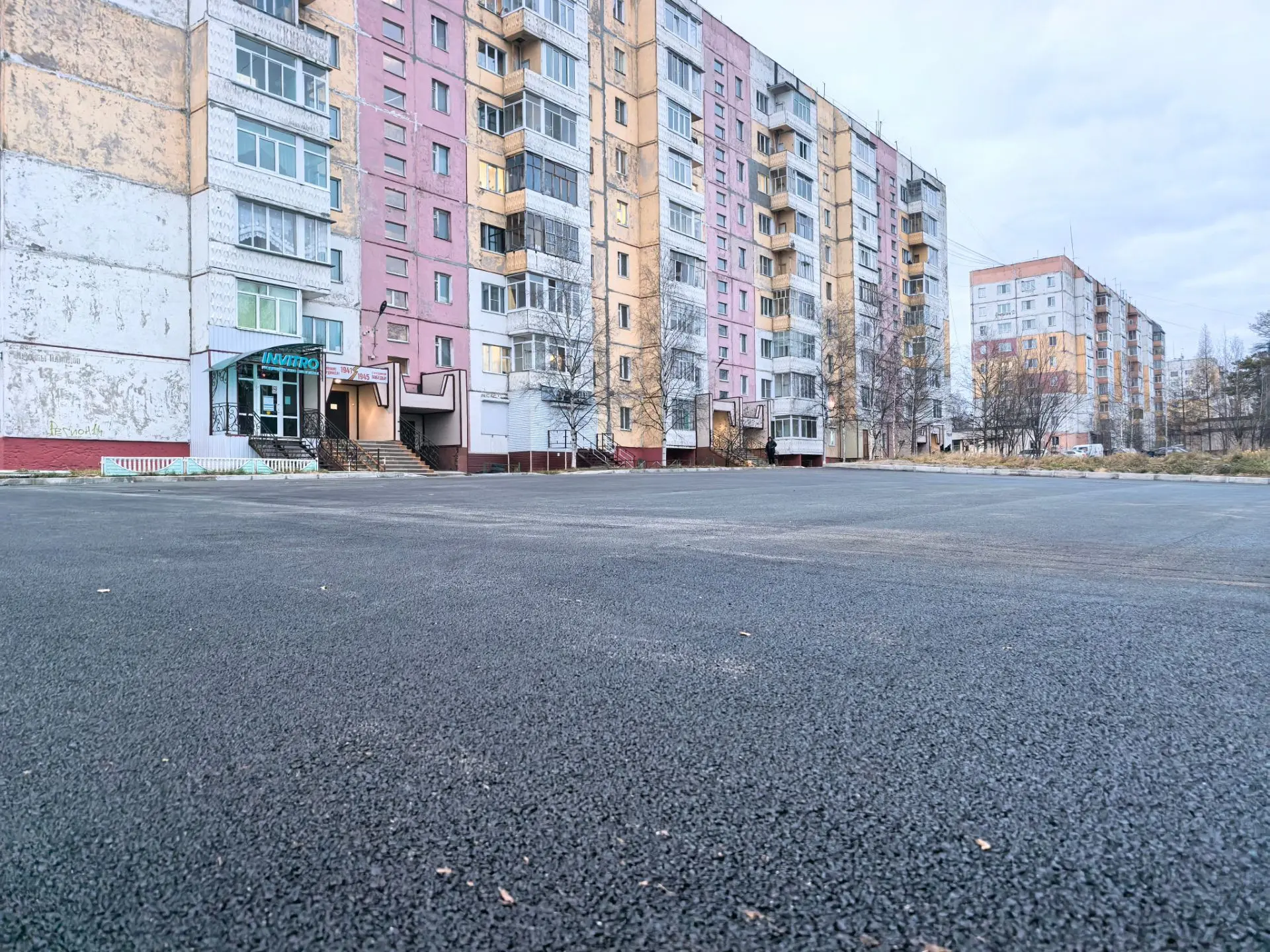 Подрядная организация завершила асфальтирование внутриквартального проезда в районе дом...