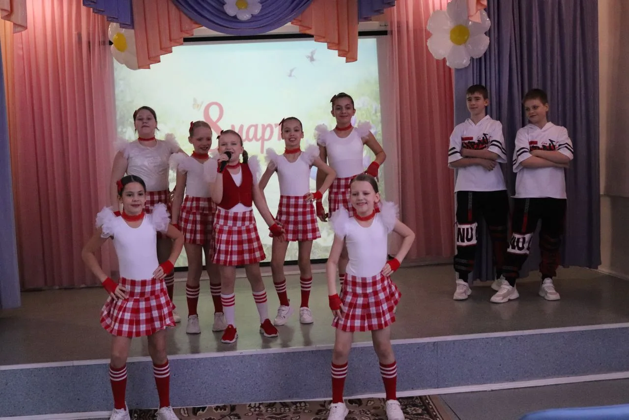 Улыбки, цветы и звуки весны 🎉🌸 В нашей школе прошел потрясающий весенний концерт, посвященный самому