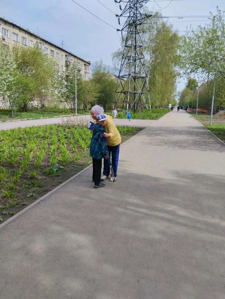 В преддверии 9 мая во 2"Б" классе прошёл мастер-класс по изготовлению поздравительных открыток 🎨✂️  
