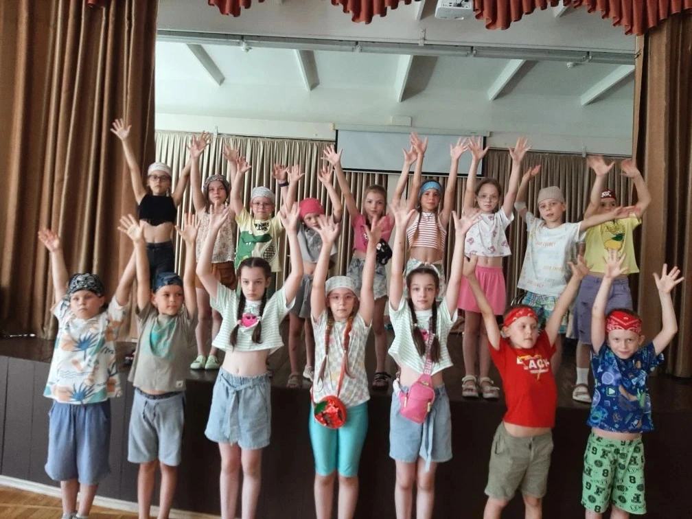 Вчера мои орлята из пришкольного лагеря "Улыбка" ярко и творчески представили визитные карточки свои