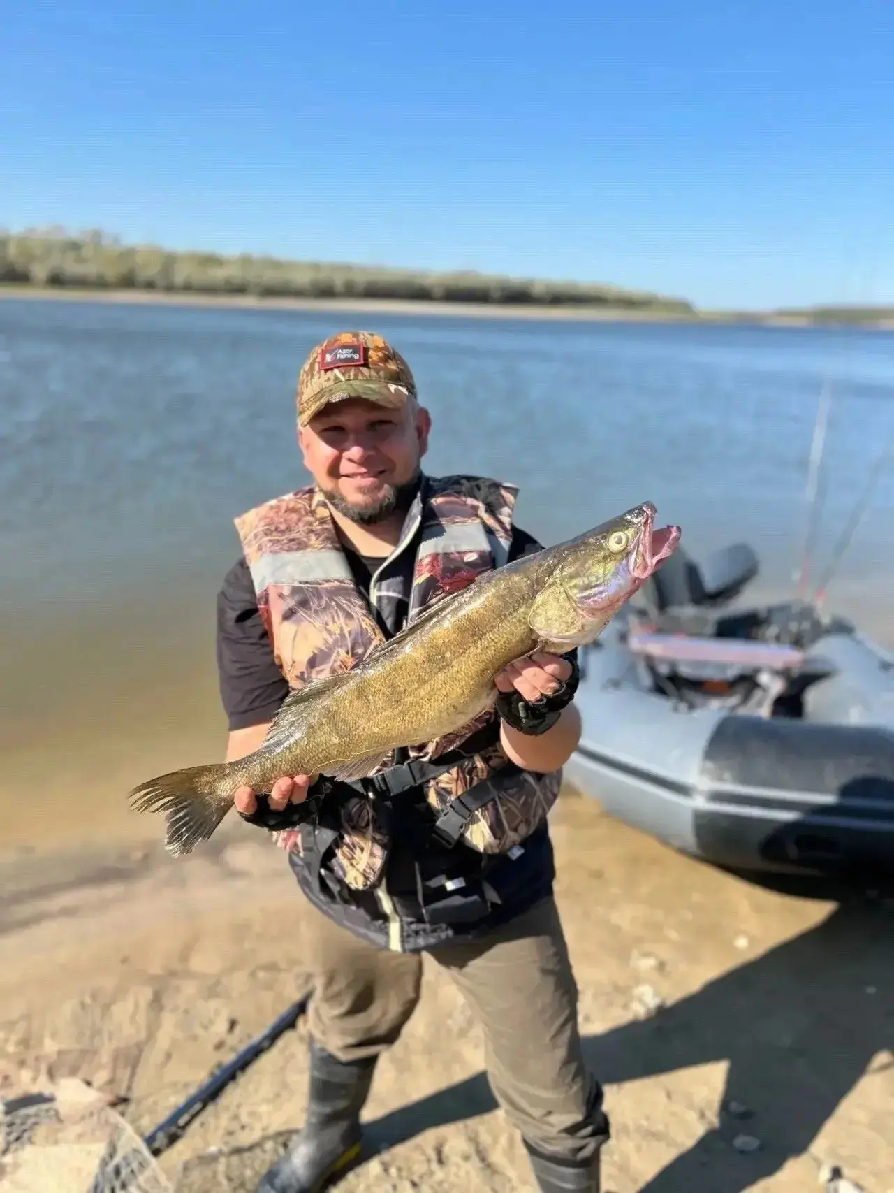 🎣 Тюменские рыбаки хвастаются шикарным уловом