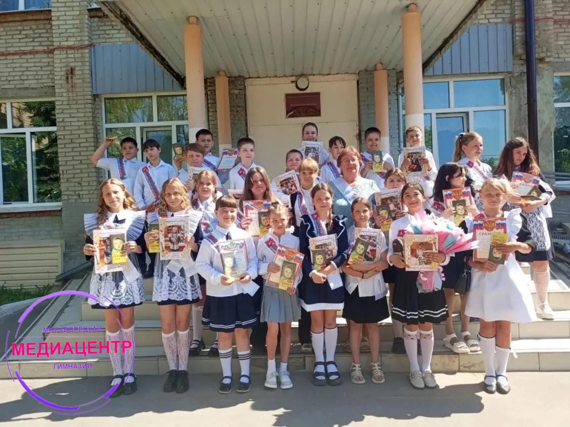 ✨Четыре года яркого, насыщенного пути позади. В нашей школе прошла торжественная линейка, посвященна