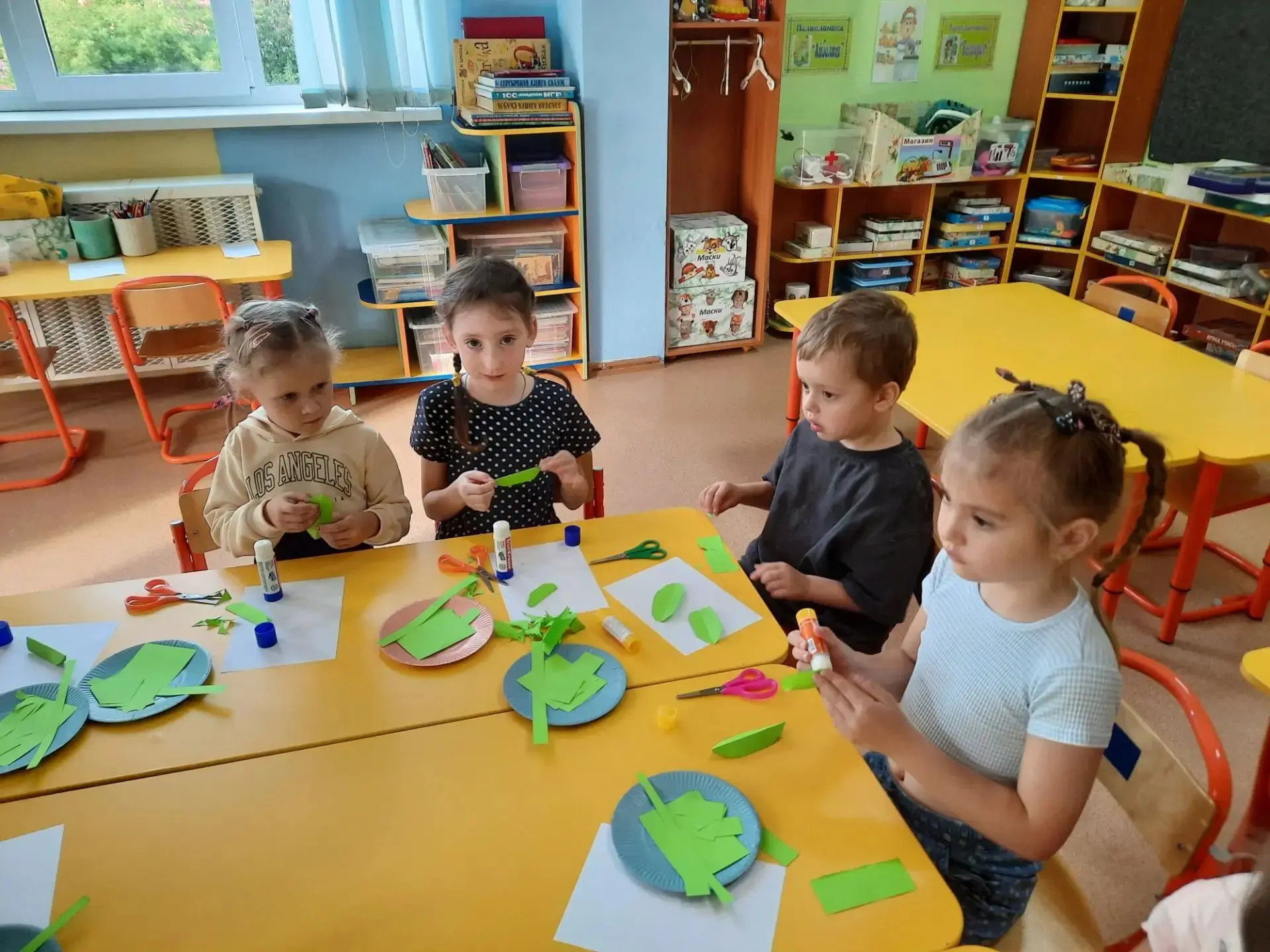 🌱 Маленькие огородники: собираем урожай горошка!
