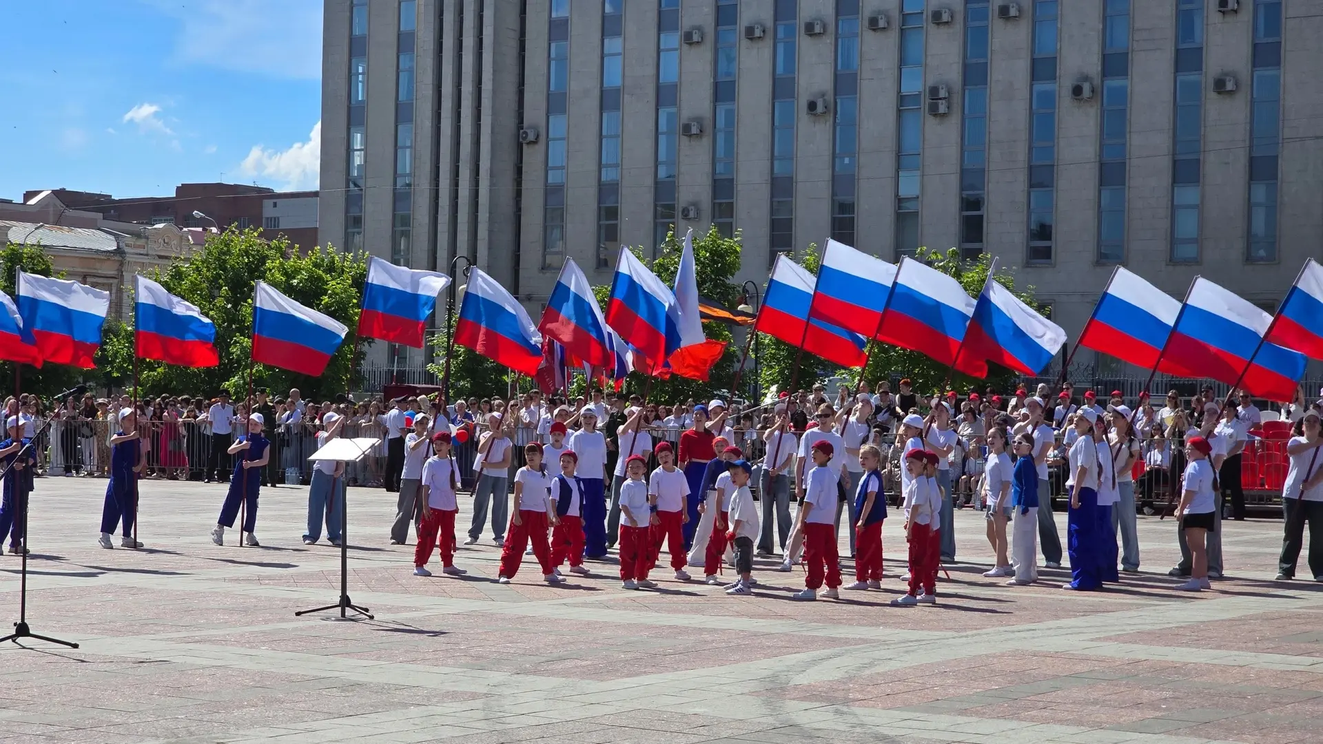12 июня на площади Ленина состоялось торжественное открытие мероприятий, посвящённых празднованию Дн