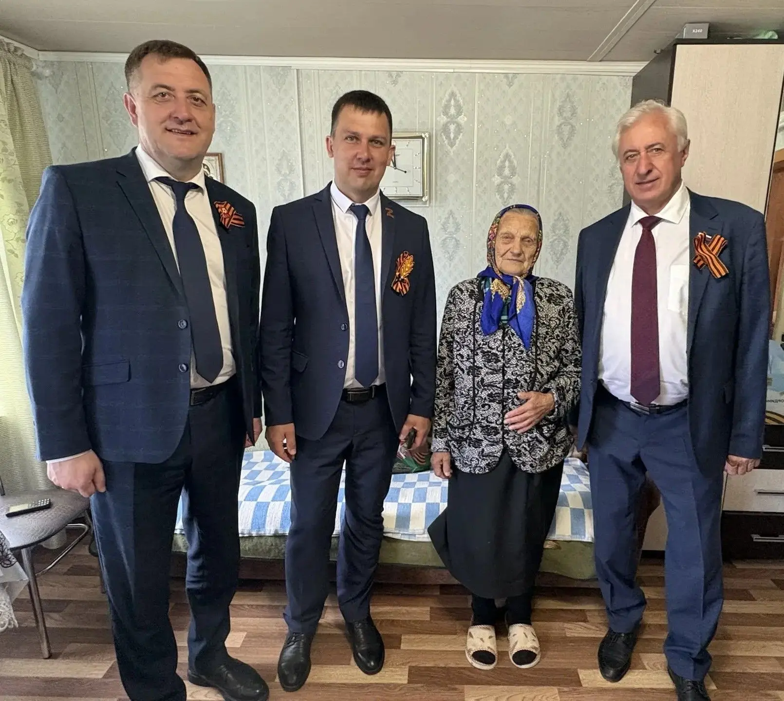 Представители власти поздравили участников Великой Отечественной войны с Днем Победы.