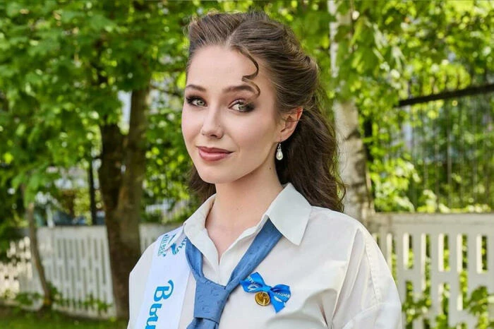 В двенадцать лет узнать о смерти матери в аэропорту, а затем судиться с ее возлюбленным...