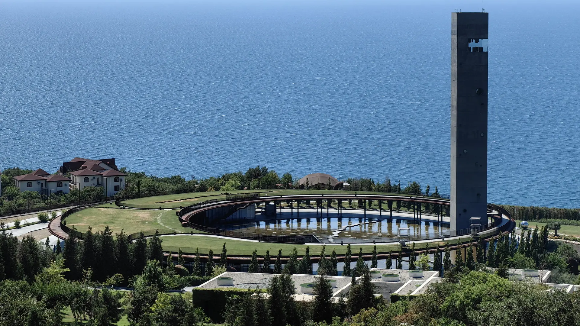 Кафе "Забегаловка" в Крыму возле Мрии (Ялта), с видом на винодельню.