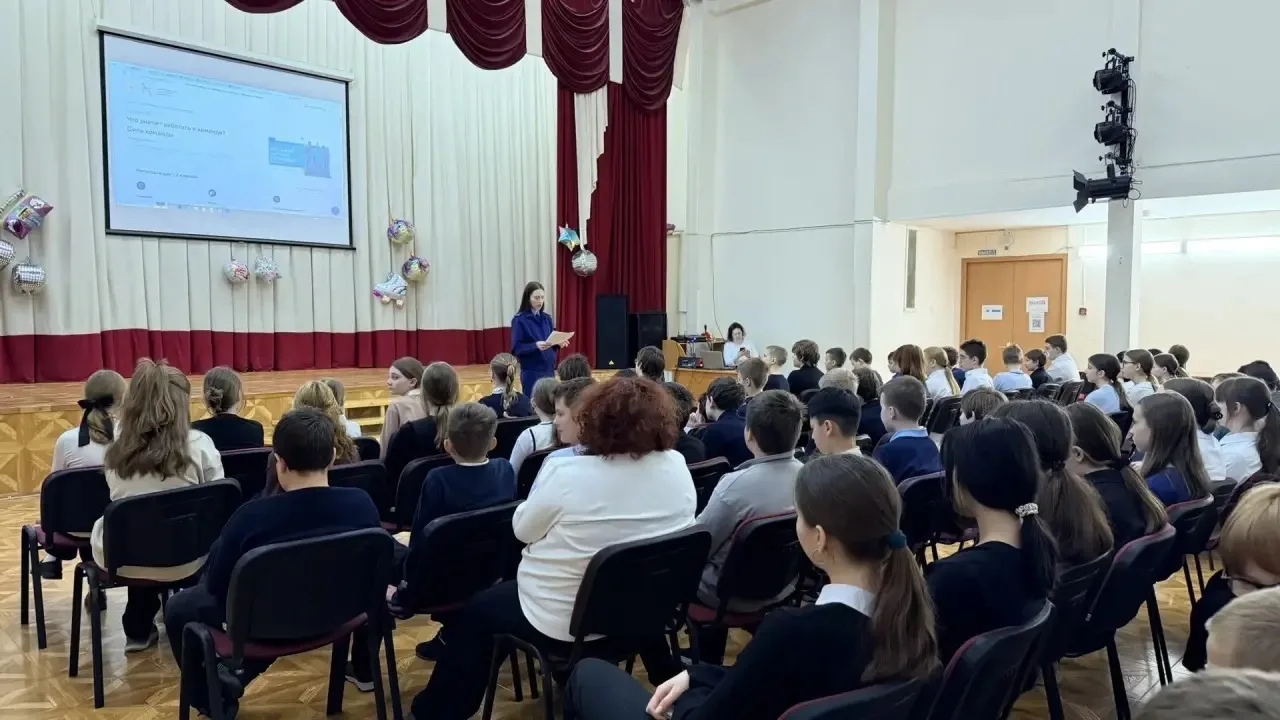 27.04 в актовом зале школы перед  учащимися выступил представитель прокуратуры Приморского района с 