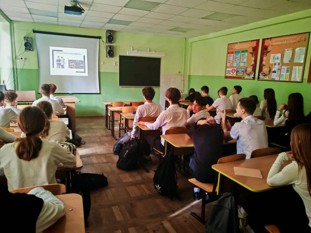Безопасность — прежде всего! 🛡️  В рамках недели безопасности педагог-психолог старшей школы Кристин