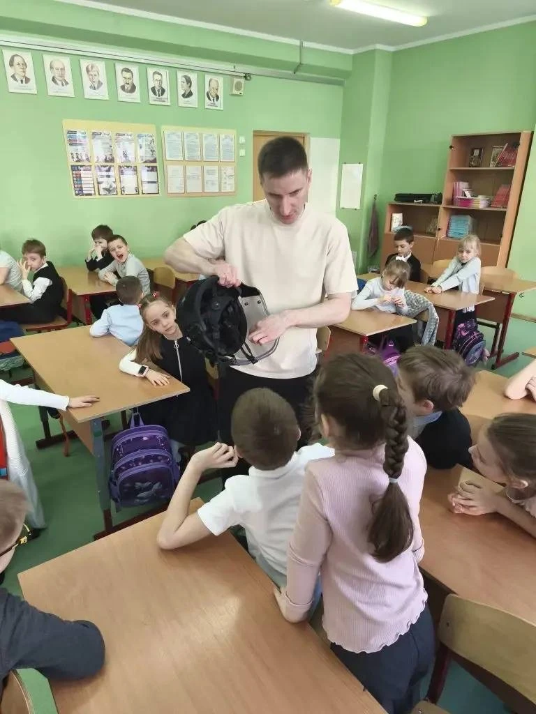 В 1 классе сегодня было проведено познавательное внеклассное занятие на тему работы научно‑производс