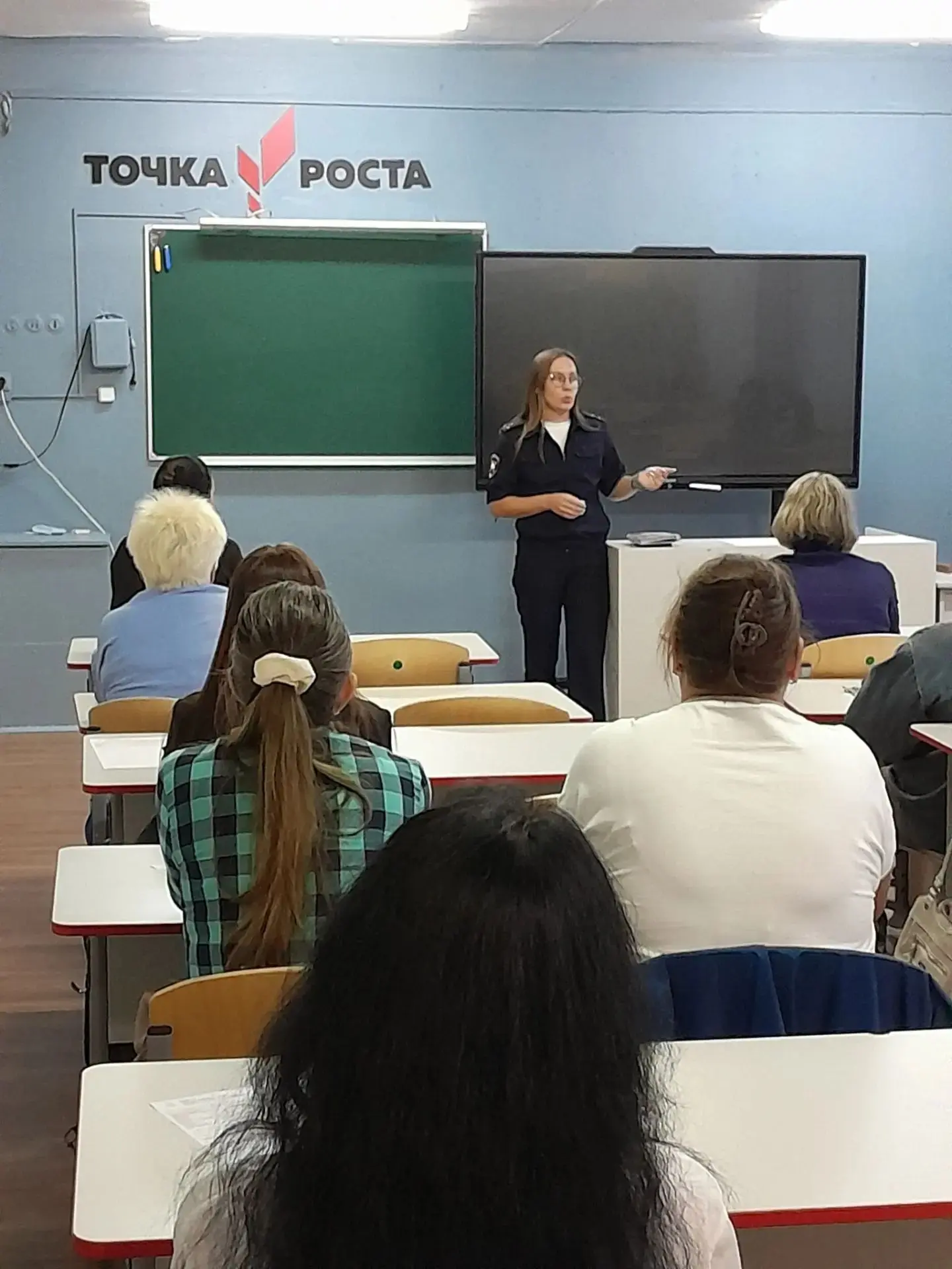 Сотрудник ГОСАВТО Толстая Анастасия Николаевна в беседе с родителями школьников 6 "А", ...