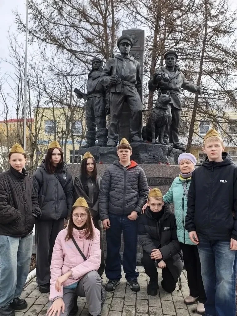🕊 Сегодня у памятника «Пограничники Арктики» стало чуть теплее — туда пришли наши восьмиклассники с 