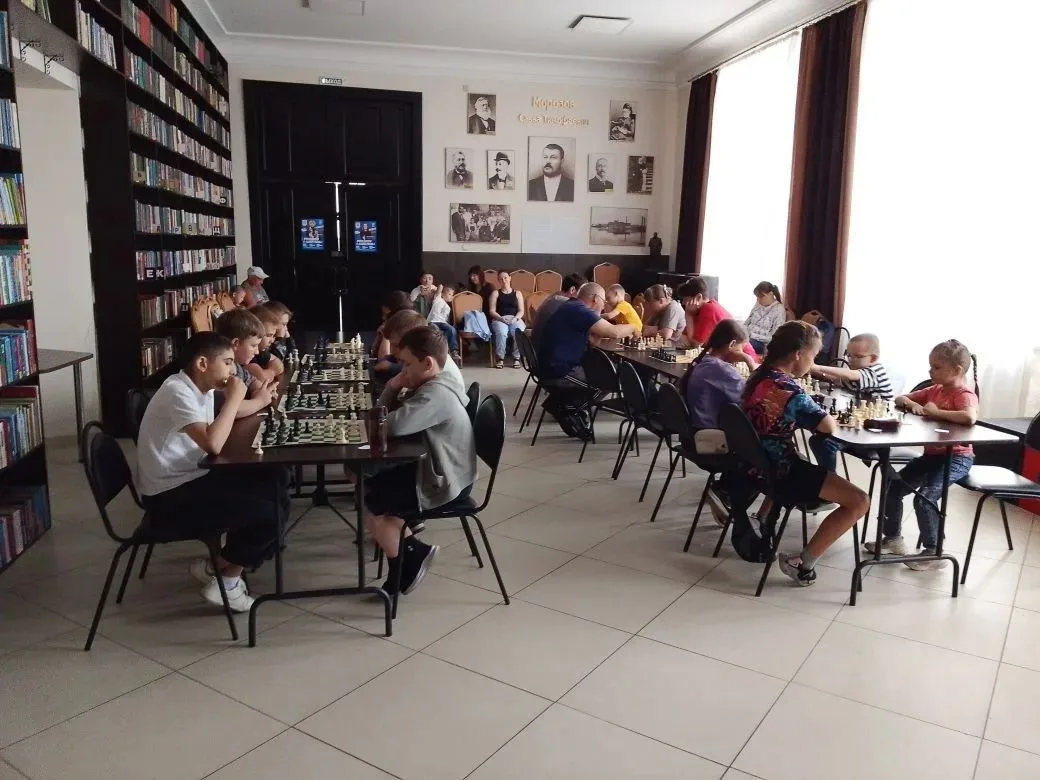 Победы на шахматном поле 🎉

В КДЦ «Зимний театр» состоялся турнир по быстрым шахматам, посвящённый 