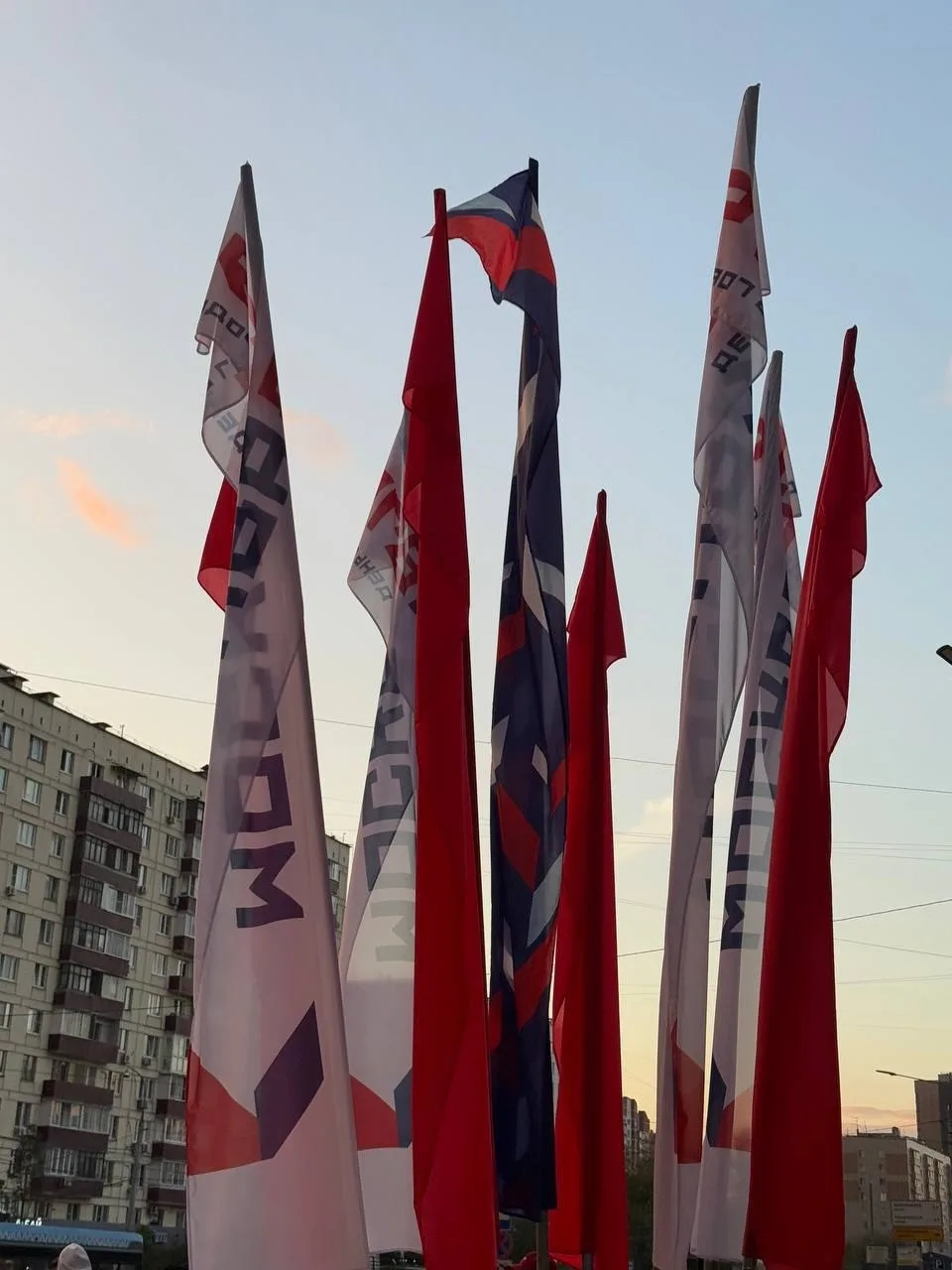 У станции «Щелковская» в соседнем района установиои флаги в честь Дня города 👀