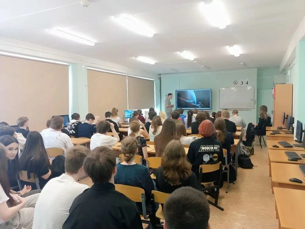 Встреча с учёным: девятиклассники школы №69 узнали, зачем зажигаются звёзды.   18 мая в Центре образ