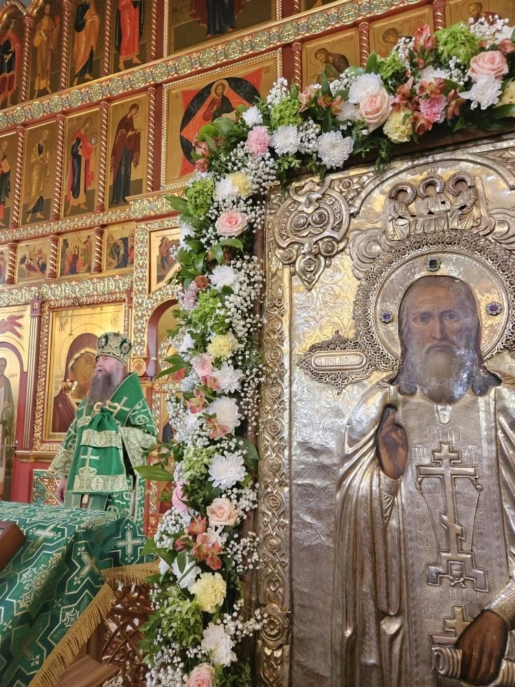 Тропарь, глас 8

Боже́ственною любо́вию от ю́ности распала́емь,/ вся, я́же в ми́ре кра́сная, вознена