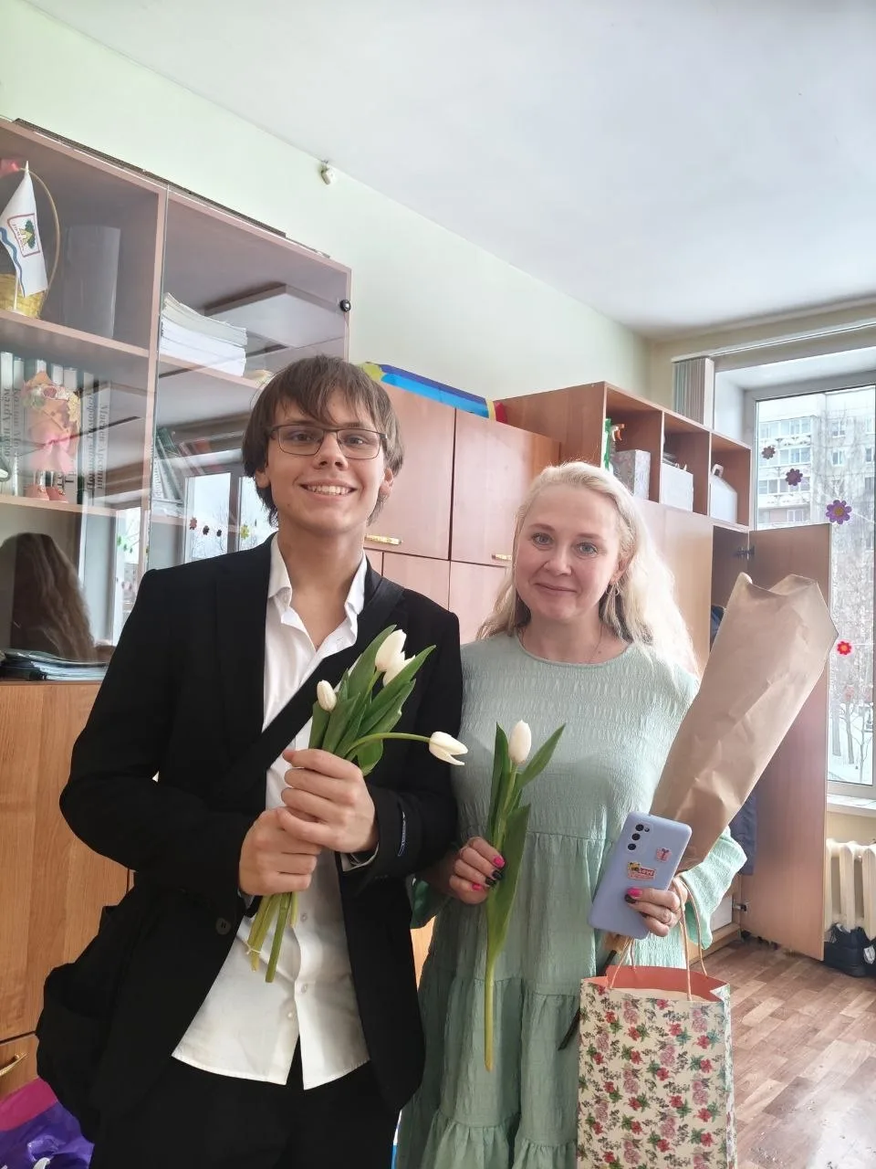 Пятница в лицее прошла в праздничной атмосфере в преддверии 8 Марта 🌸  Ученики старших классов поздр