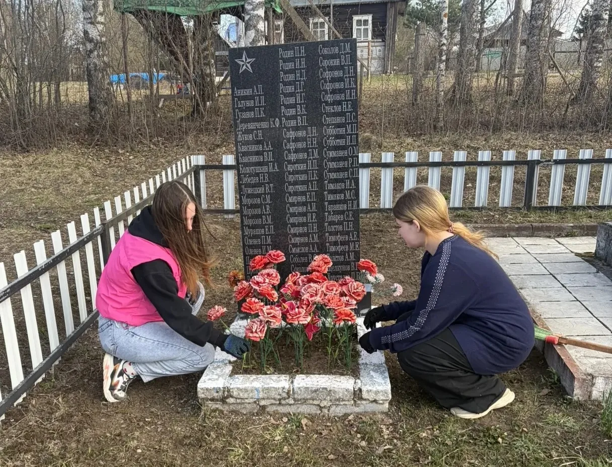 Сегодня ученики нашей школы провели субботник у памятника погибшим воинам-землякам в го...