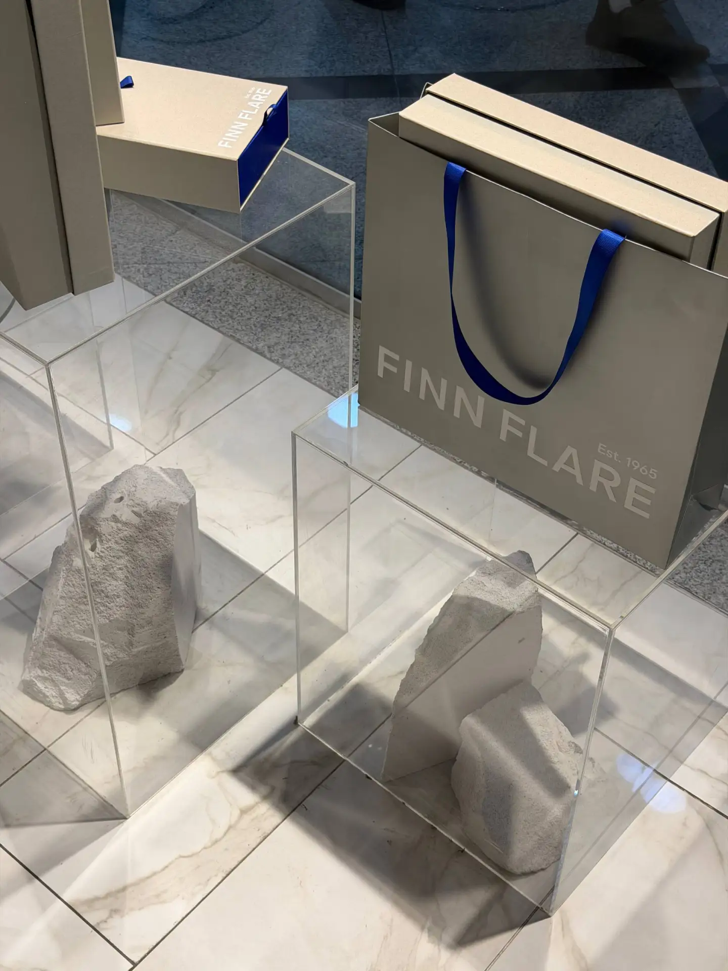 Shopping day🤍👗

—Невозможно было пройти мимо новой коллекции в Finn Flare, я наконец-то нашла ту с