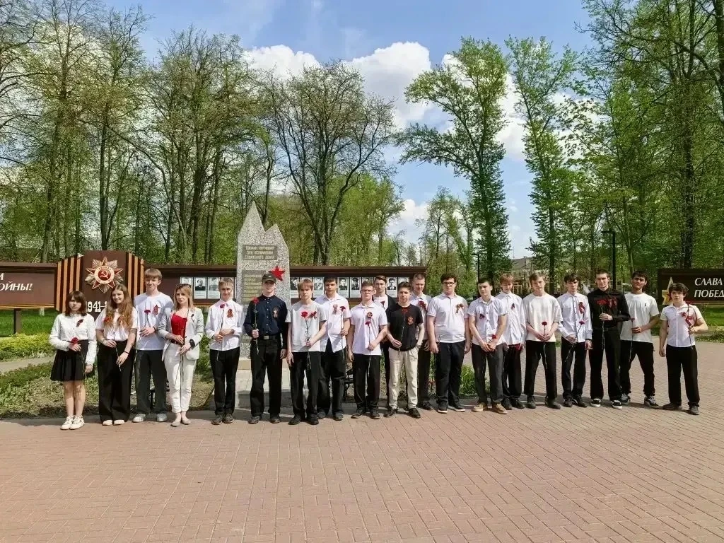 🕊️Учащиеся 9-ых классов нашей школы почтили память войнов, погибших во время Великой О...