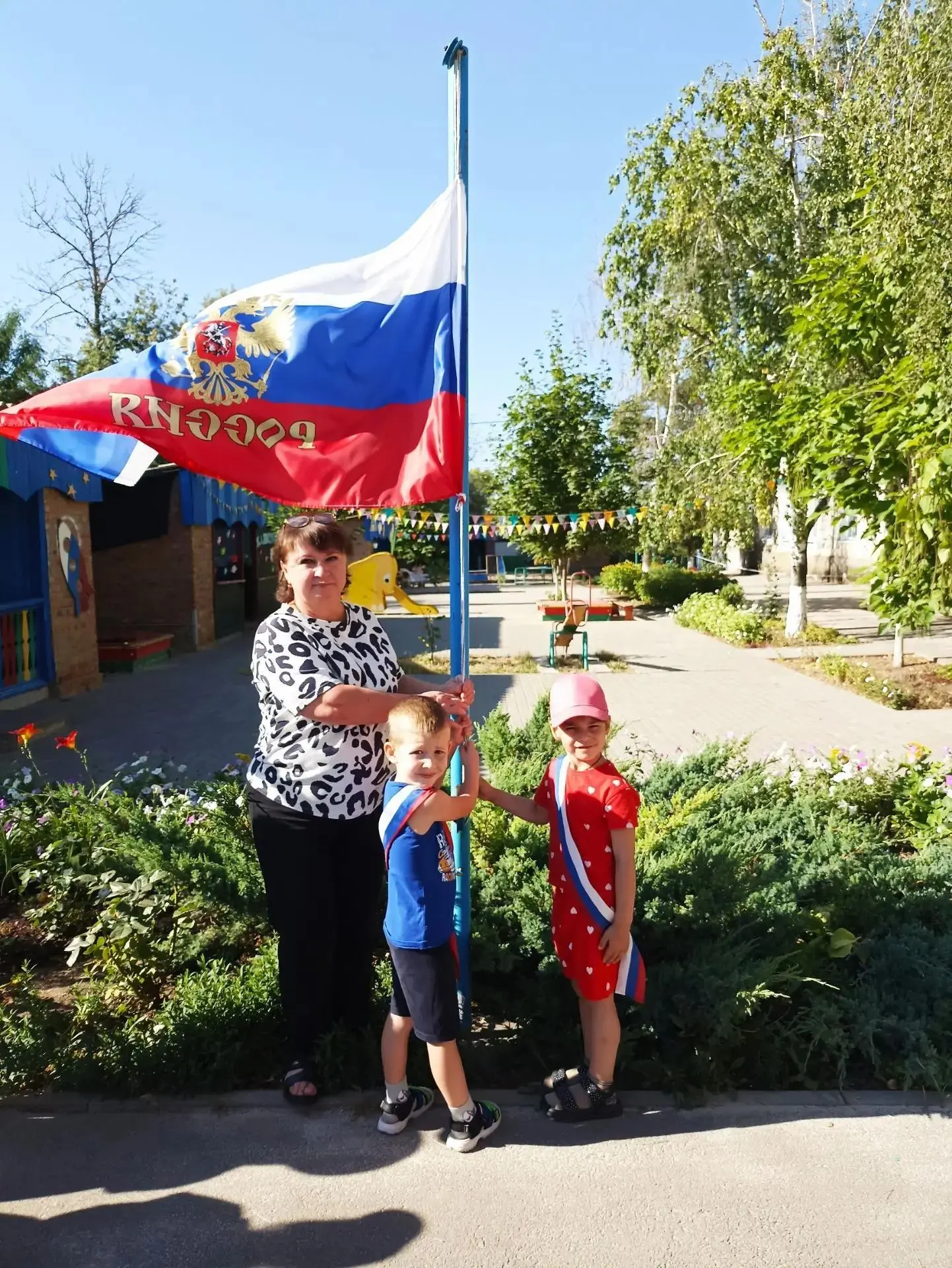 В нашем детском саду понедельник начался с торжественной церемонии поднятия Государственного флага Р