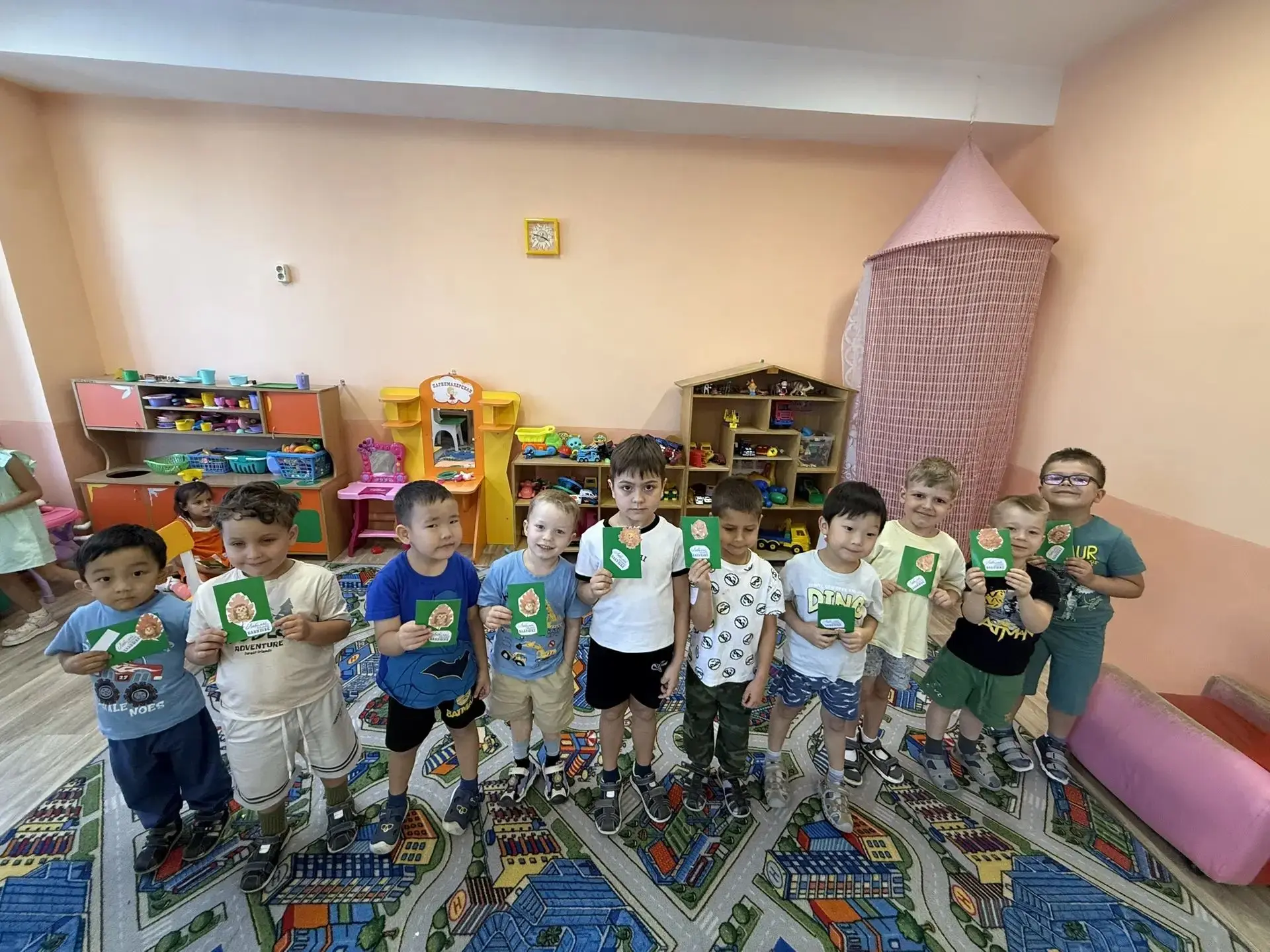 Группа 2 в день добра и уважения делают добрые подарки для любимых бабушек и дедушек ❤️...