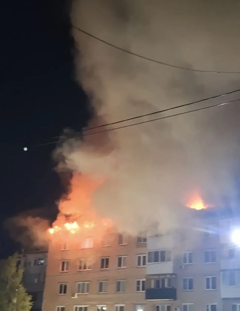 ❗️ Крупный пожар в городе Новокуйбышевск Самарской области — там вспыхнула крыша жилой ...
