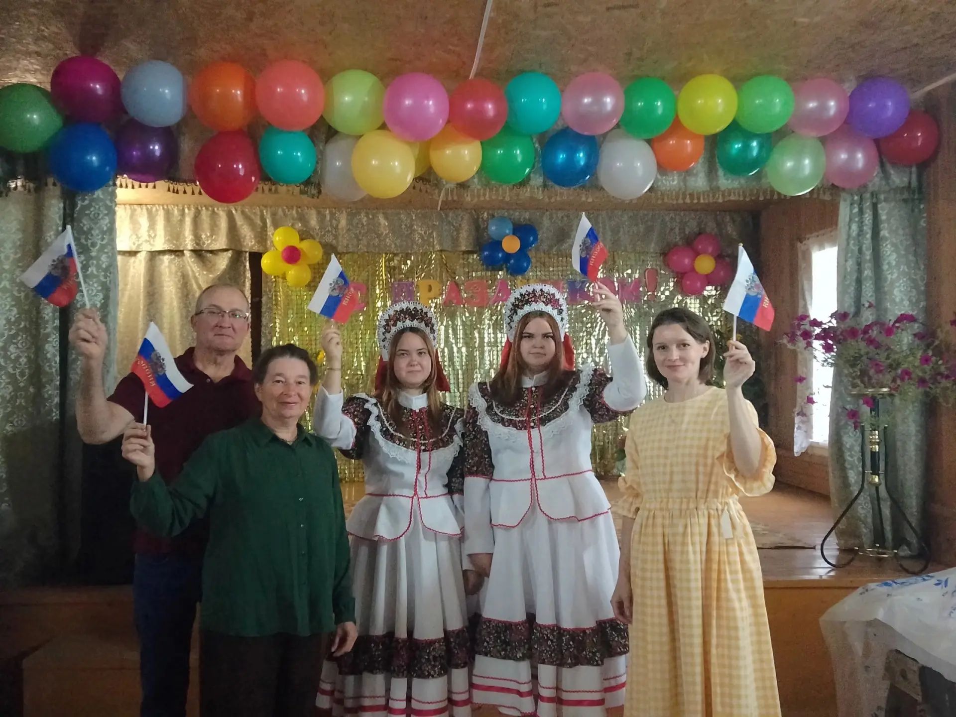 Работники Глазковского СДК, танцевальный коллектив "Девчата" совместно с работниками Во...