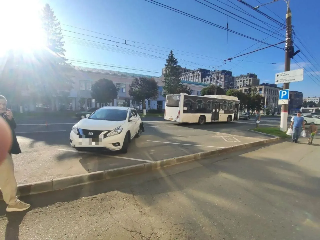 ⚠️ На улице Карла Маркса в Чебоксарах около 16:40 легковушка столкнулась с автобусом 15-го маршрута.