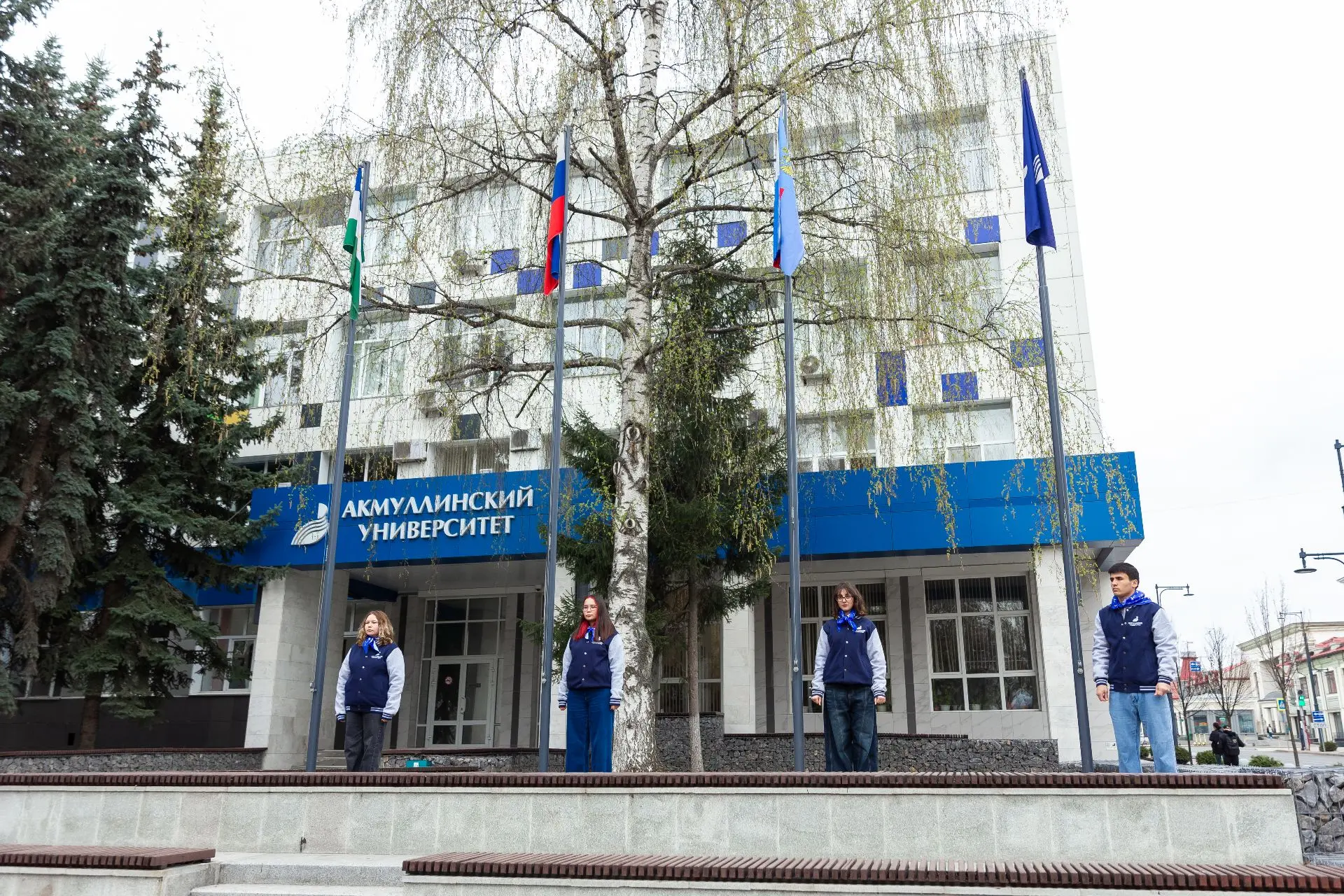🇷🇺 Студенты факультета психологии подняли флаги перед БГПУ им. М. Акмуллы