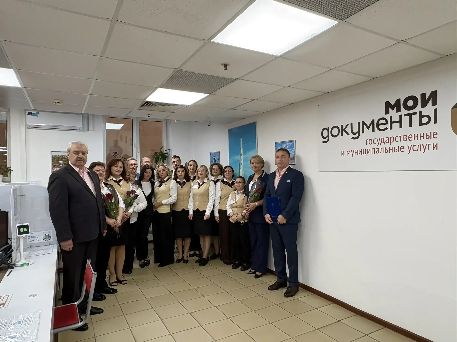 В преддверии праздника — Дня сотрудника МФЦ Московской области — в наш центр пришли с т...