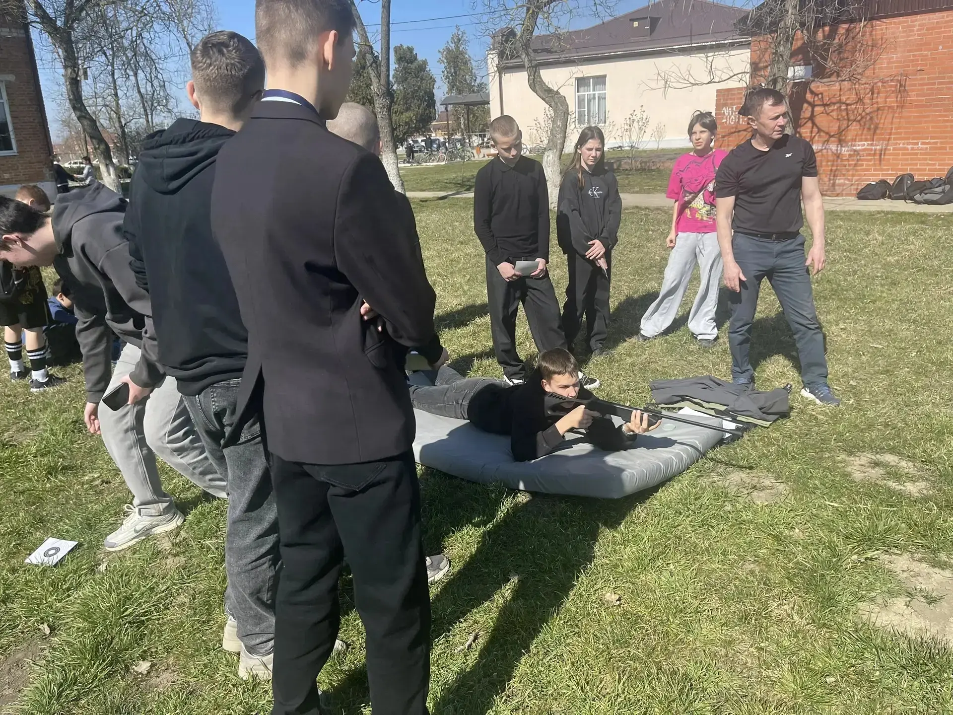 Сегодня в СОШ N 4, в рамках подготовки к зарнице, проведена военно-спортивная эстафета ...