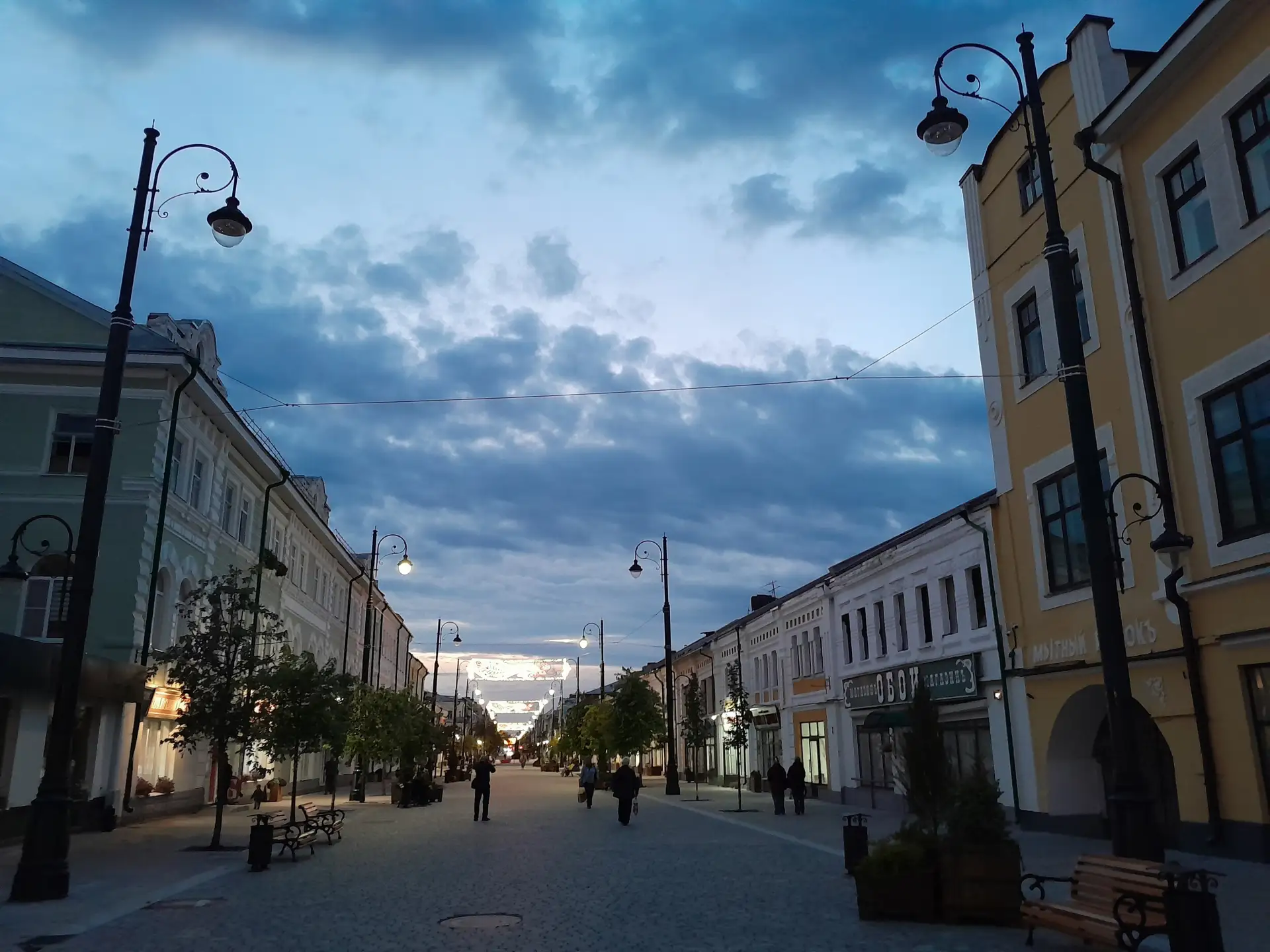 В пешеходной зоне не помешает световая ревизия.