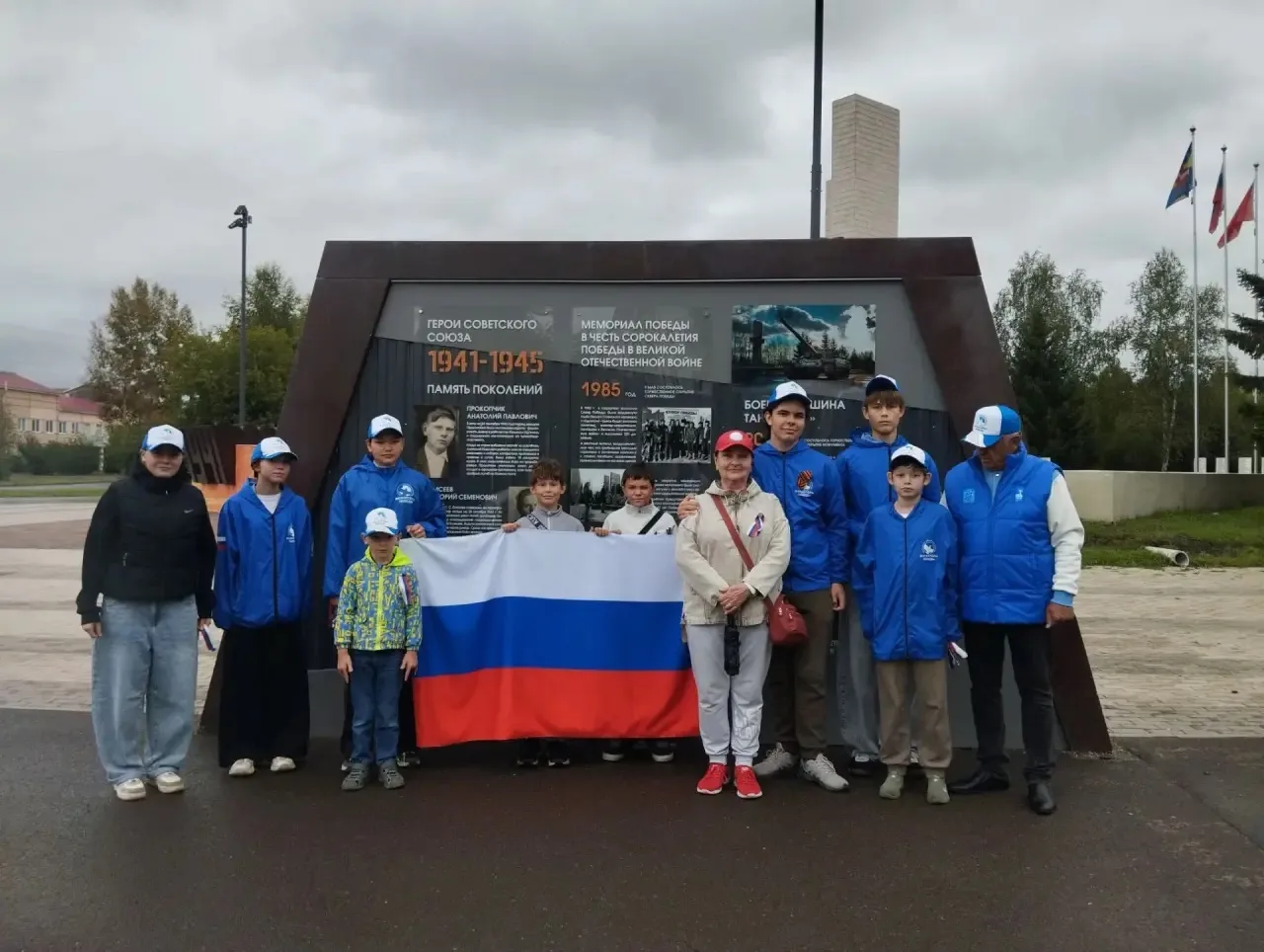 Белый. Синий. Красный.