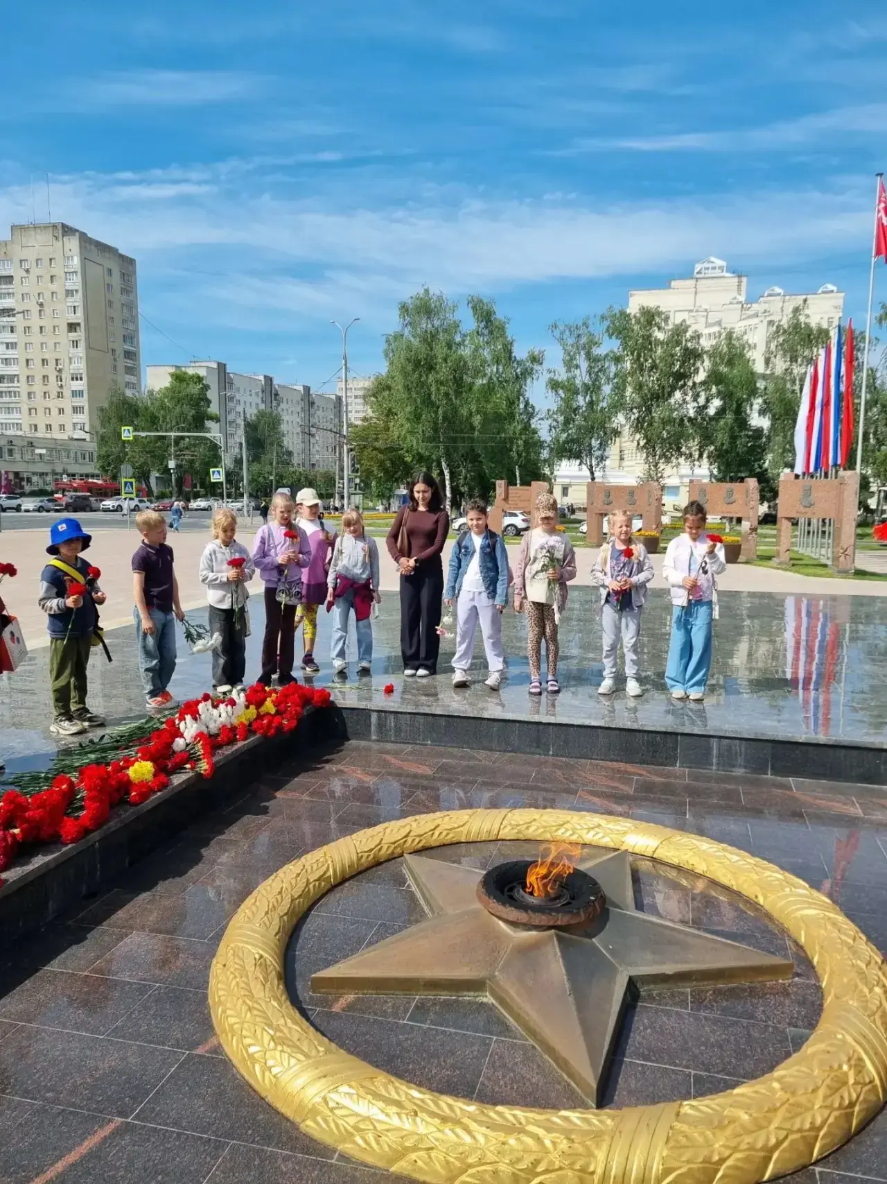🕯 Памяти павших

Сегодня в нашем лагере особенный, очень важный день. Воспитанники возложили цветы 