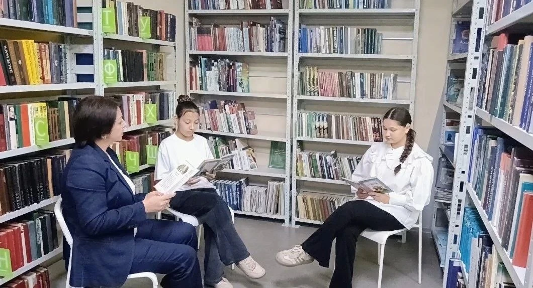 Библиотека имени Б. Машука встретила новых юных читателей: Арина и Шукурона, ученицы 6‑...