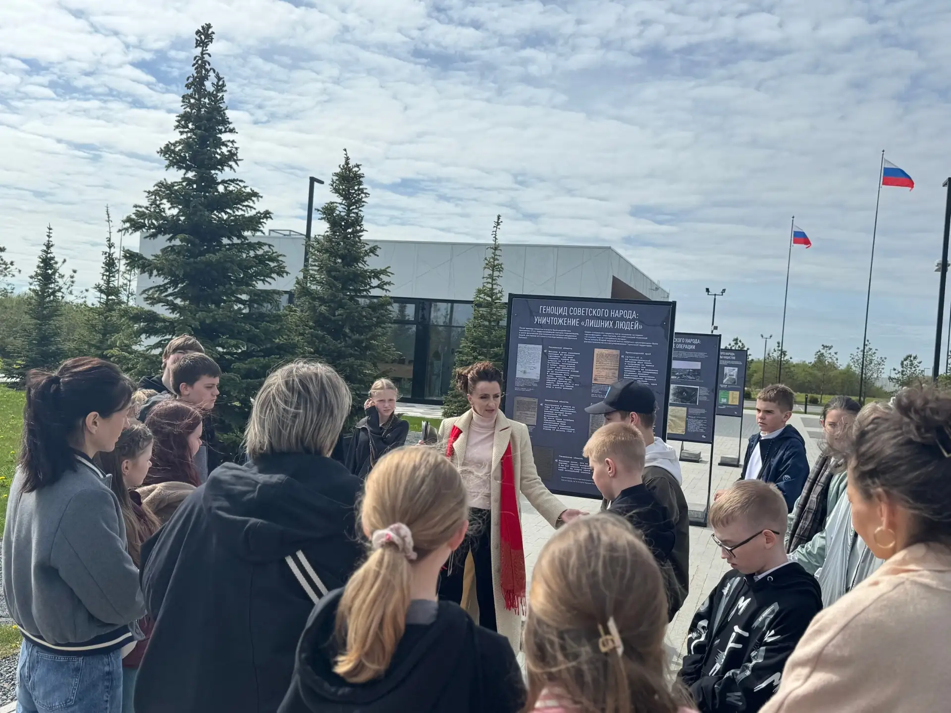 🚌 6В за историей: три точки памяти на карте Победы 🕯️  12 мая наш 6В класс вместе с классным руковод