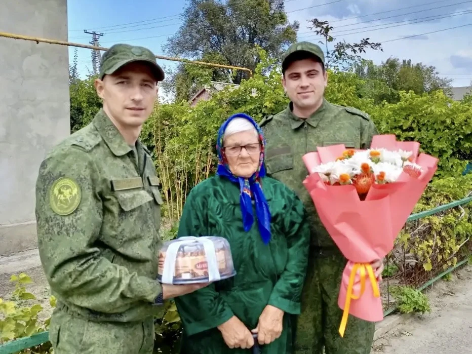 Офицеры СК России поздравили ветерана труда с Днём пожилого человека