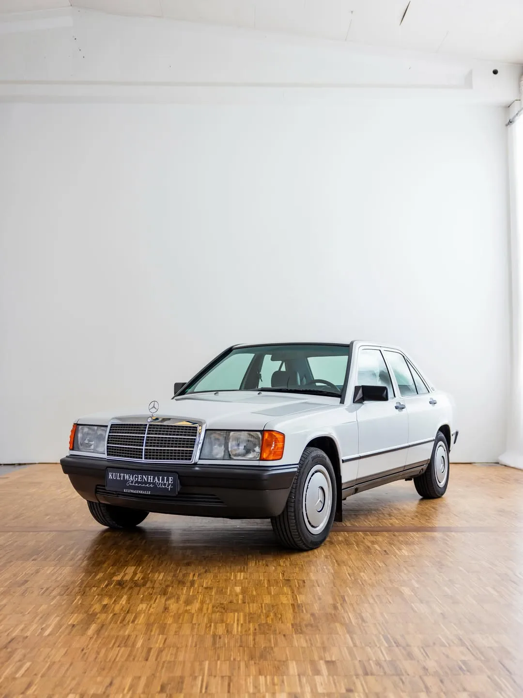 Компактный седан Mercedes‑Benz W201 (1982–1993) — образец немецкой инженерной мысли: надёжность, ком