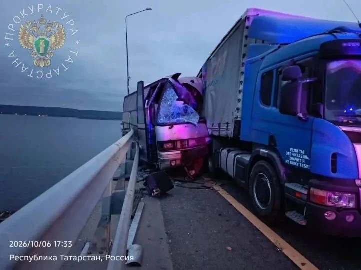 На трассе М-12 в Татарстане столкнулись два грузовика и автобус.