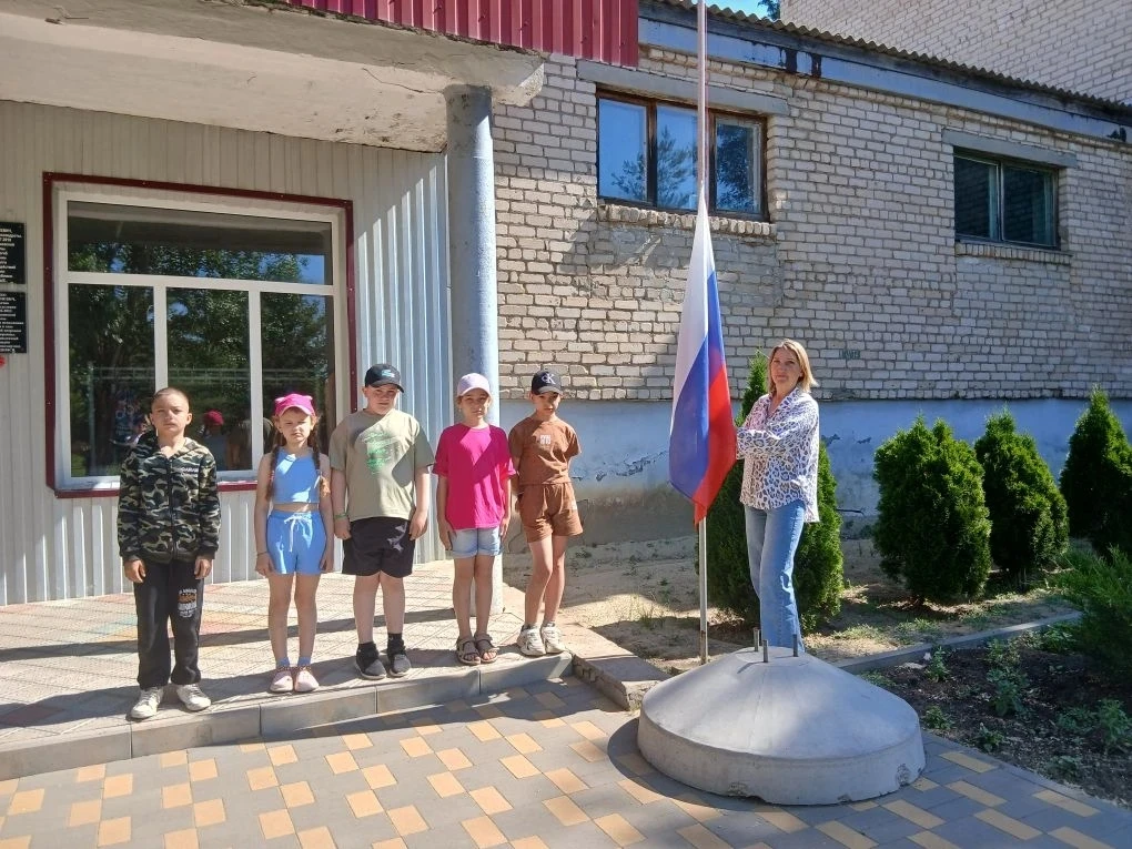 🇷🇺 День России в нашем лагере прошёл по-настоящему торжественно и душевно!

Утро началось с главны