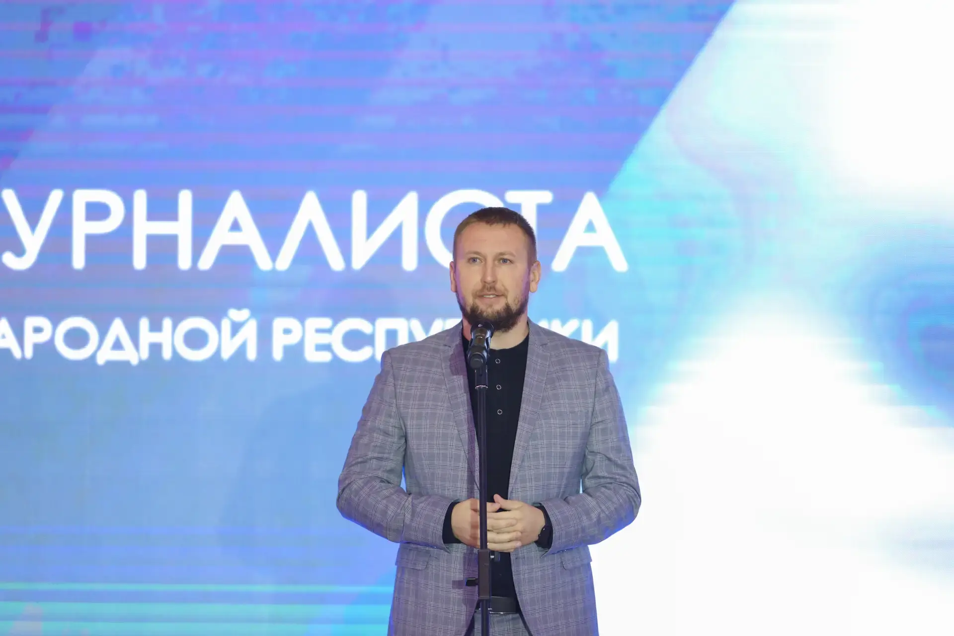 📆Денис Мирошниченко вручил награды Народного Совета коллективам республиканских СМИ 
 
16 июня Пред